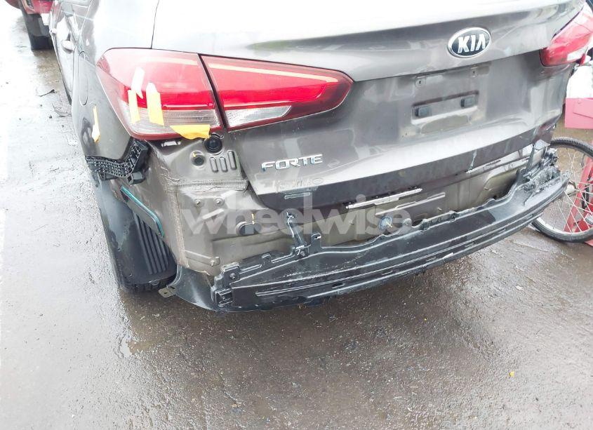 Photo 6 of 2017 Kia Forte LX (VIN 3KPFK4A7XHE150305)