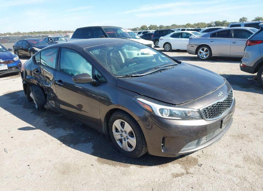 2017 Kia Forte LX (VIN 3KPFK4A7XHE152412) main photo