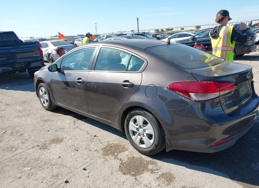 Photo 3 of 2017 Kia Forte LX (VIN 3KPFK4A7XHE152412)