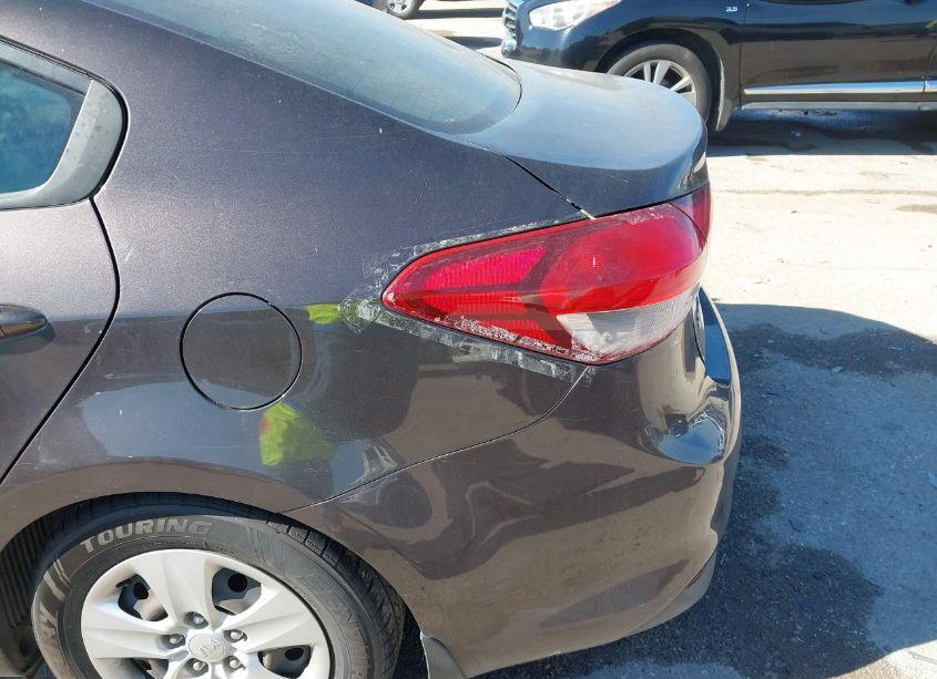 Photo 6 of 2017 Kia Forte LX (VIN 3KPFK4A7XHE152412)