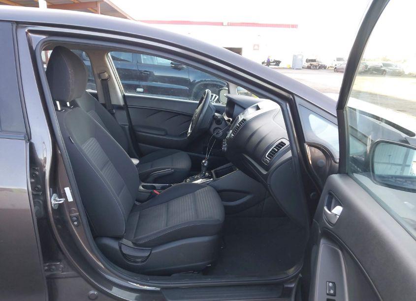 Photo 5 of 2018 Kia Forte LX (VIN 3KPFL4A72JE164802)