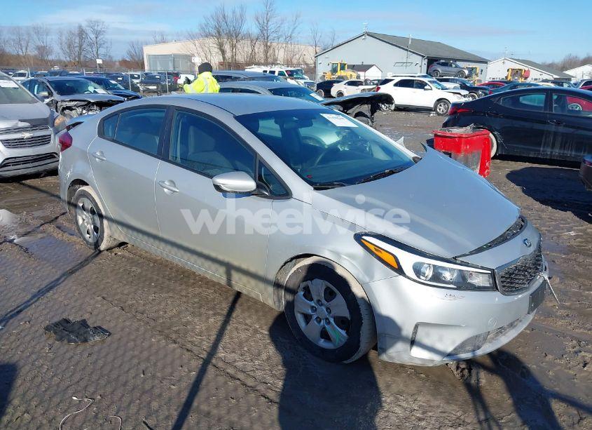 2017 Kia Forte LX (VIN 3KPFL4A74HE084945) main photo