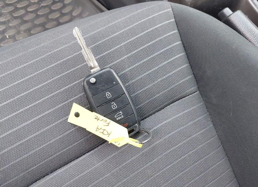 Photo 11 of 2017 Kia Forte LX (VIN 3KPFL4A75HE018873)