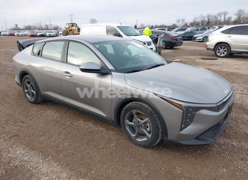 2025 Kia K4 LXS (VIN 3KPFT4DE3SE009462) main photo