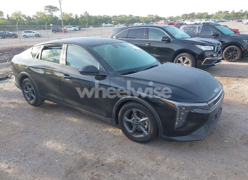 2025 Kia K4 LXS (VIN 3KPFT4DE3SE045944) main photo