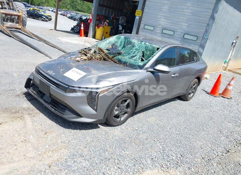 Photo 2 of 2025 Kia K4 LXS (VIN 3KPFT4DE4SE025833)