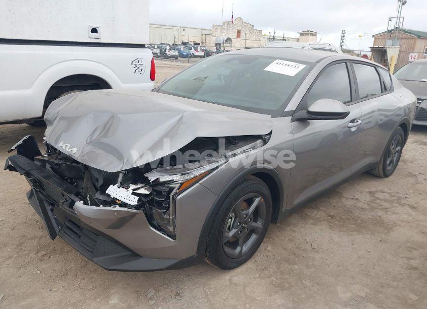 Photo 2 of 2025 Kia K4 LXS (VIN 3KPFT4DE5SE013044)