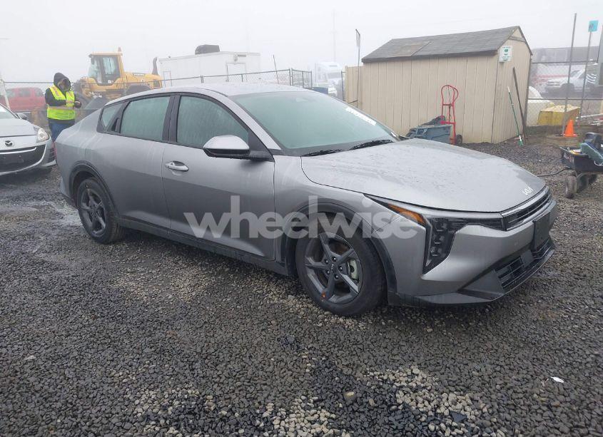 2025 Kia K4 LXS (VIN 3KPFT4DE6SE030497) main photo