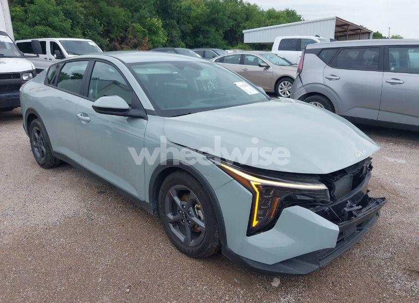 2025 Kia K4 LXS (VIN 3KPFT4DEXSE032754) main photo