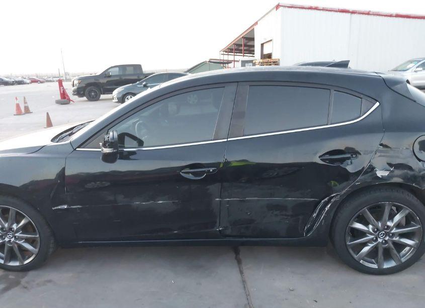 Photo 14 of 2018 Mazda Mazda3 TOURING (VIN 3MZBN1L39JM190995)