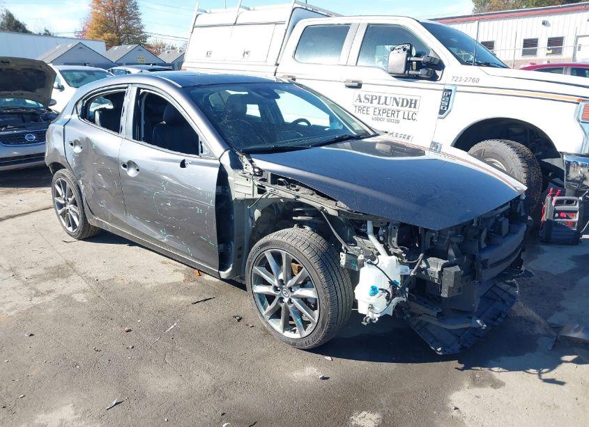 2018 Mazda Mazda3 GRAND TOURING (VIN 3MZBN1M37JM161106) main photo