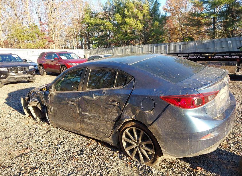 Photo 3 of 2018 Mazda Mazda3 TOURING (VIN 3MZBN1V35JM263048)