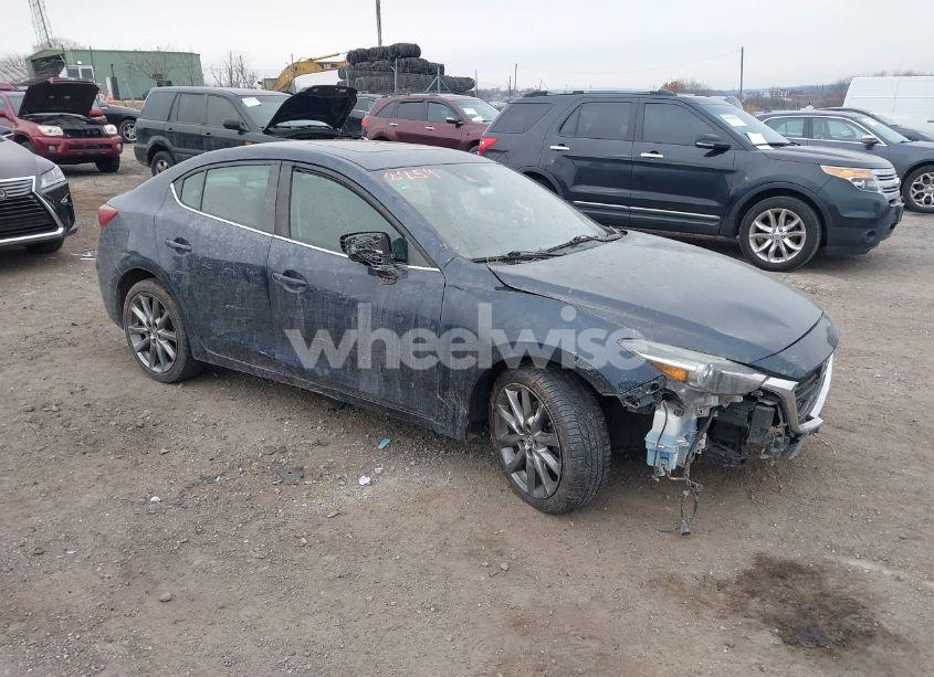 2018 Mazda Mazda3 GRAND TOURING (VIN 3MZBN1W39JM174209) main photo
