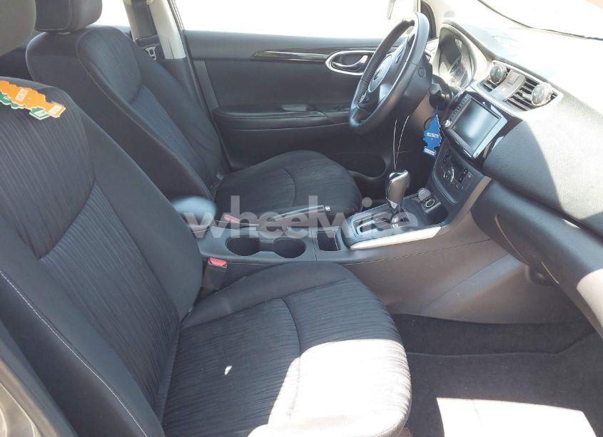 Photo 5 of 2019 Nissan Sentra SV (VIN 3N1AB7AP0KL609052)