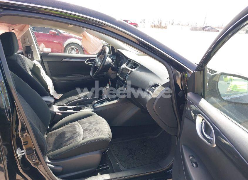 Photo 5 of 2019 Nissan Sentra SR (VIN 3N1AB7AP1KY362725)