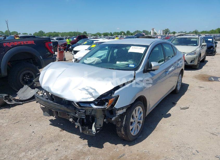 Photo 2 of 2019 Nissan Sentra SV (VIN 3N1AB7AP2KY429719)