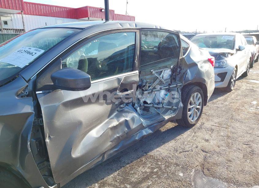 Photo 6 of 2018 Nissan Sentra SV (VIN 3N1AB7AP5JL655149)
