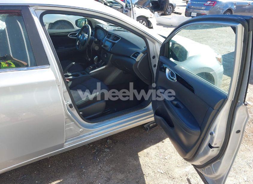 Photo 5 of 2019 Nissan Sentra SV (VIN 3N1AB7AP6KY340977)