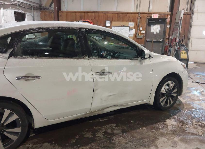 Photo 6 of 2017 Nissan Sentra SL (VIN 3N1AB7AP7HY280992)