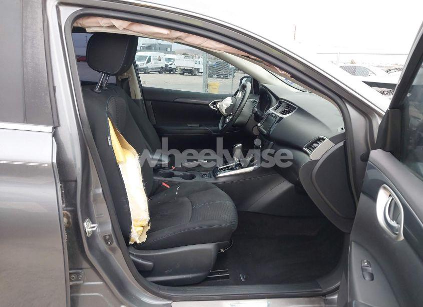 Photo 5 of 2019 Nissan Sentra SR (VIN 3N1AB7AP7KY396877)