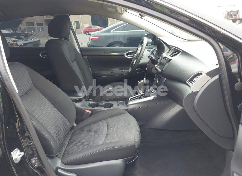 Photo 5 of 2019 Nissan Sentra SR (VIN 3N1AB7AP8KY207847)