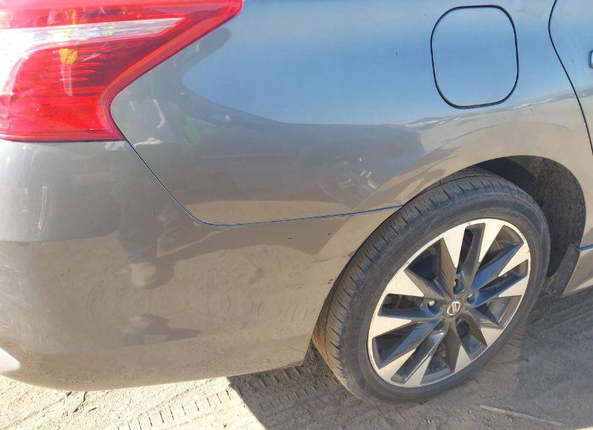 Photo 6 of 2019 Nissan Sentra SR (VIN 3N1AB7AP8KY225118)