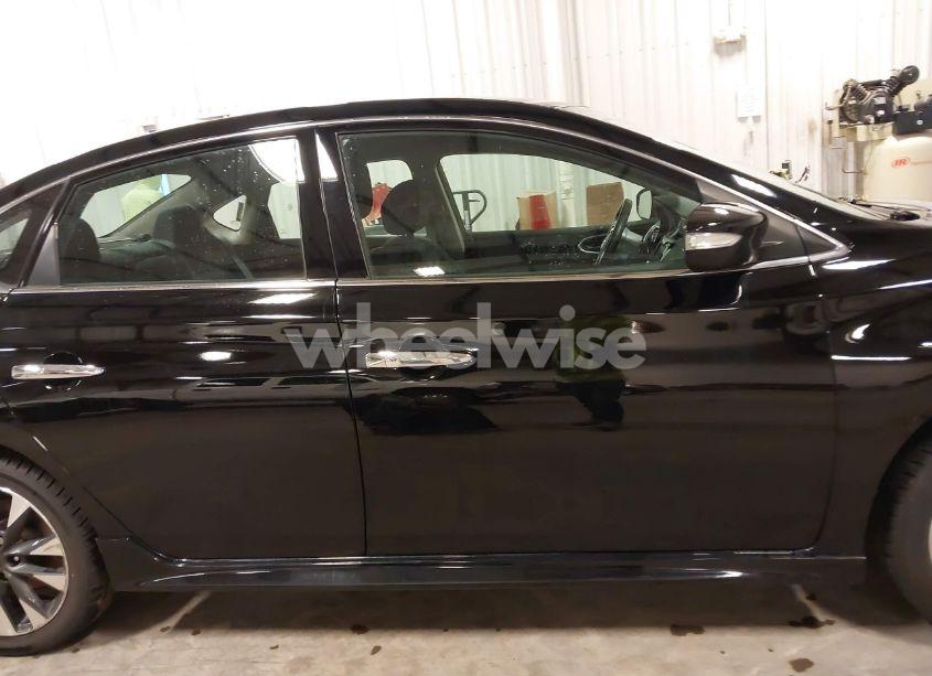 Photo 14 of 2019 Nissan Sentra SR (VIN 3N1AB7APXKY401117)