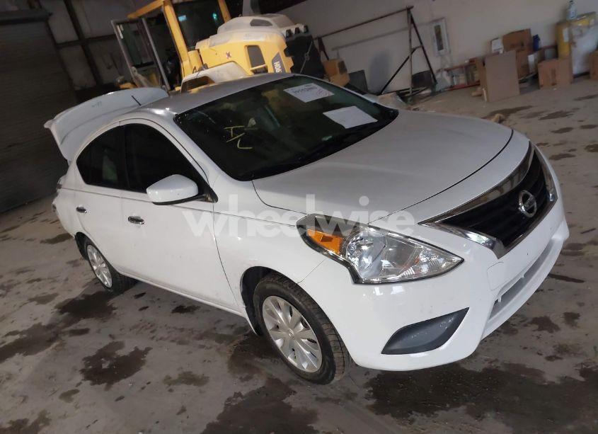 2016 Nissan Versa 1.6 SV (VIN 3N1CN7AP0GL864761) main photo