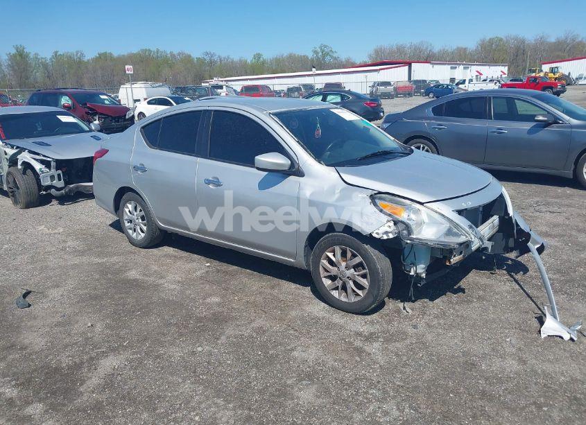 2018 Nissan Versa 1.6 SV (VIN 3N1CN7AP1JL833624) main photo