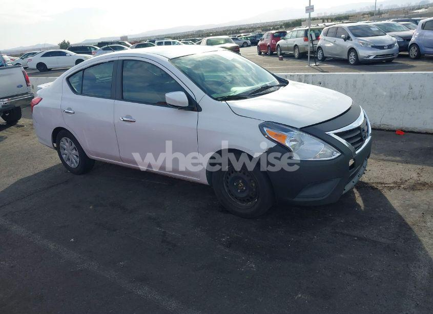 2015 Nissan Versa 1.6 SV (VIN 3N1CN7AP3FL943064) main photo