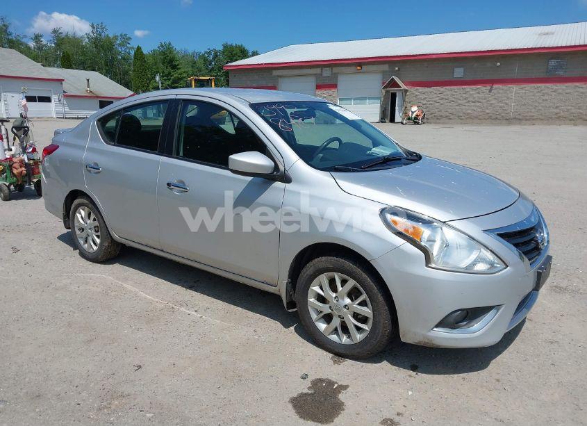 2015 Nissan Versa 1.6 SV (VIN 3N1CN7AP5FL931899) main photo