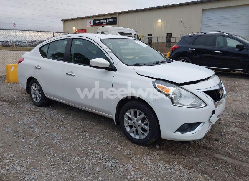 2017 Nissan Versa 1.6 SV (VIN 3N1CN7AP5HL884814) main photo