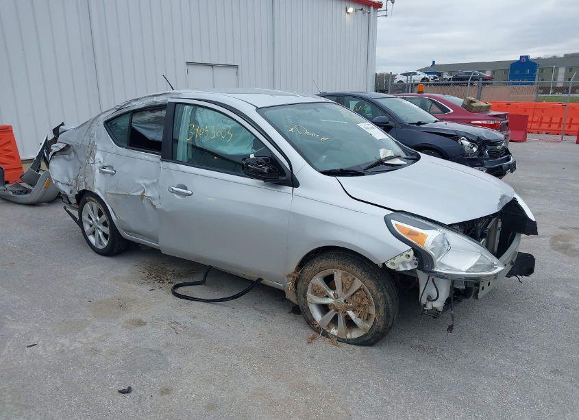 2016 Nissan Versa 1.6 SL (VIN 3N1CN7AP8GL822452) main photo