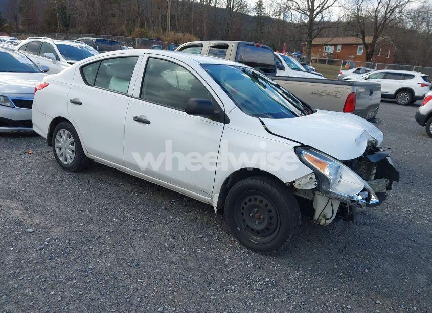 2015 Nissan Versa 1.6 S (VIN 3N1CN7APXFL920140) main photo