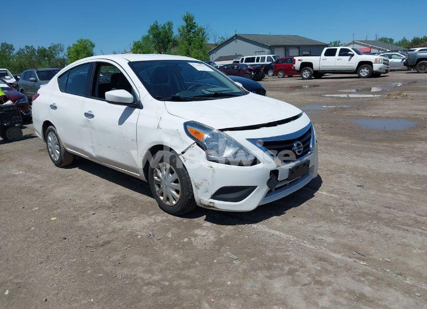 2018 Nissan Versa 1.6 SV (VIN 3N1CN7APXJL885995) main photo