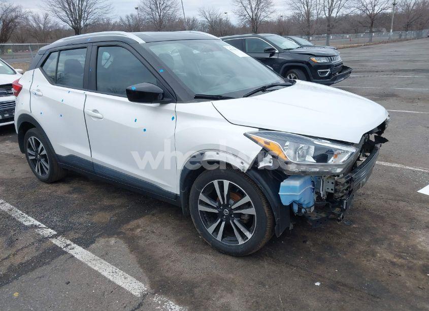2018 Nissan Kicks SV (VIN 3N1CP5CU0JL510389) main photo