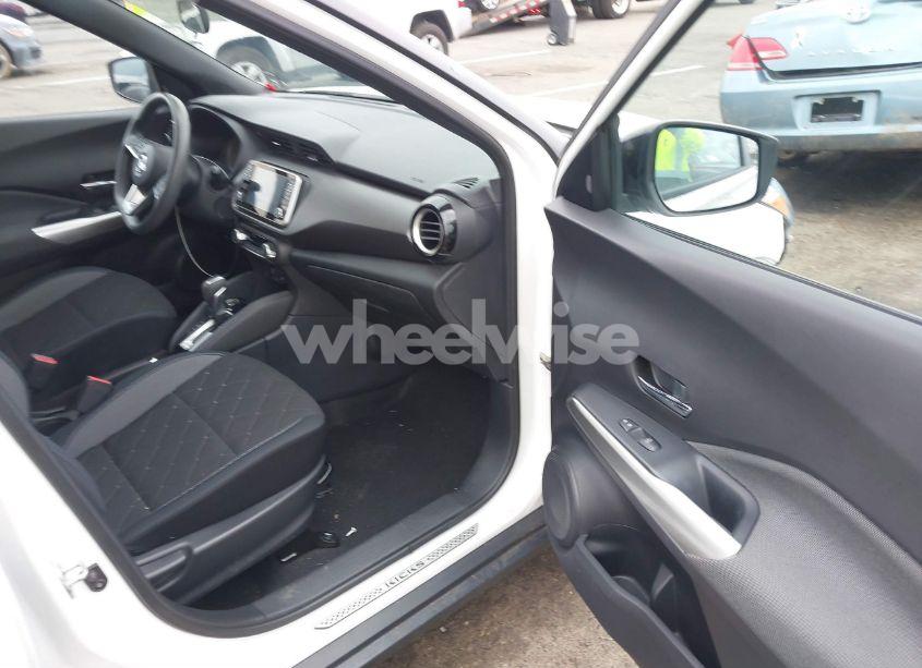 Photo 5 of 2018 Nissan Kicks SV (VIN 3N1CP5CU0JL510389)