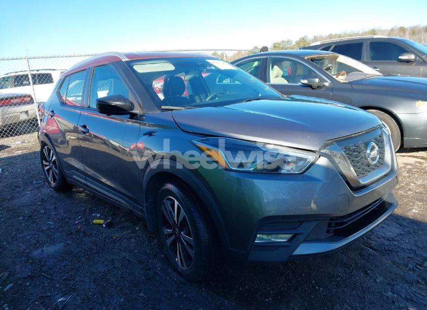 2018 Nissan Kicks SR (VIN 3N1CP5CU0JL545482) main photo