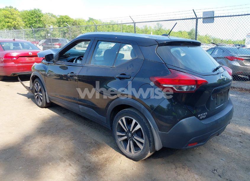 Photo 3 of 2019 Nissan Kicks SV (VIN 3N1CP5CU0KL477623)