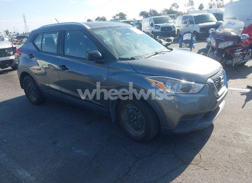 2019 Nissan Kicks S (VIN 3N1CP5CU0KL488766) main photo