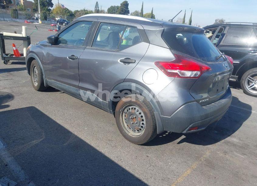 Photo 3 of 2019 Nissan Kicks S (VIN 3N1CP5CU0KL488766)