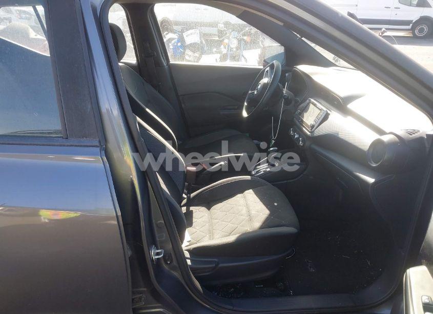 Photo 5 of 2019 Nissan Kicks S (VIN 3N1CP5CU0KL488766)