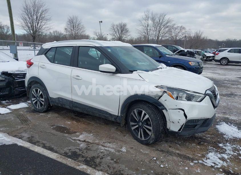 2019 Nissan Kicks SV (VIN 3N1CP5CU0KL542096) main photo