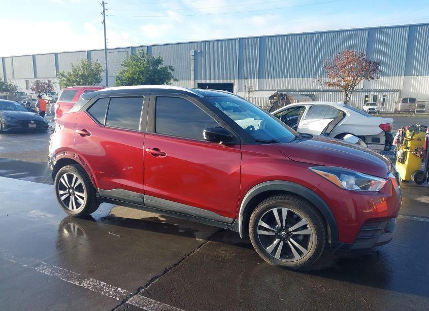 2018 Nissan Kicks SV (VIN 3N1CP5CU1JL511311) main photo