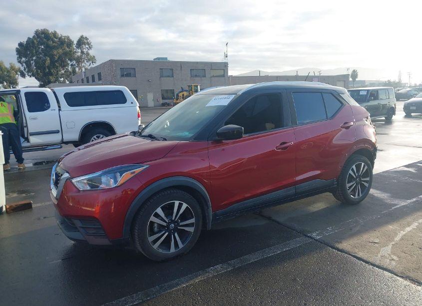 Photo 2 of 2018 Nissan Kicks SV (VIN 3N1CP5CU1JL511311)