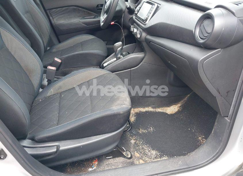 Photo 5 of 2018 Nissan Kicks S (VIN 3N1CP5CU1JL515911)