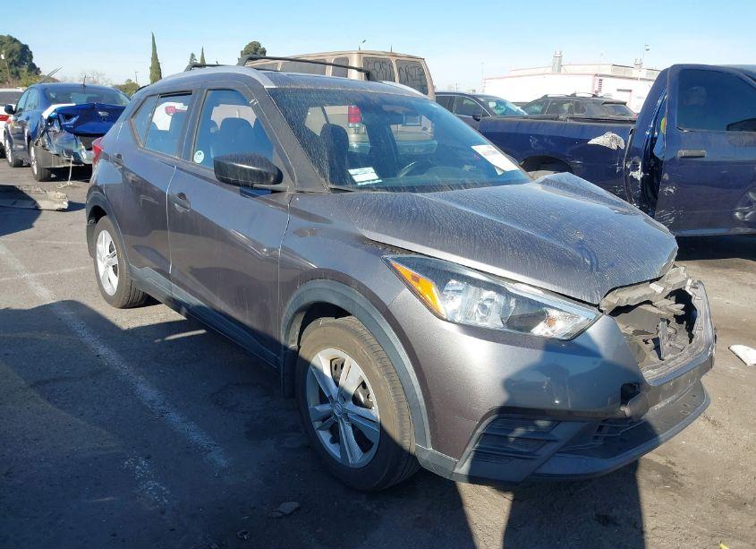 2018 Nissan Kicks S (VIN 3N1CP5CU1JL519019) main photo