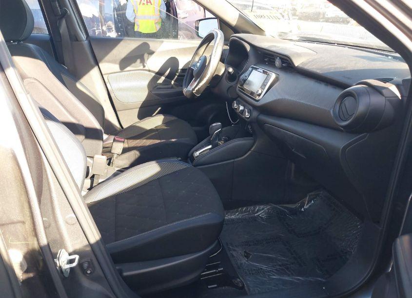 Photo 5 of 2018 Nissan Kicks S (VIN 3N1CP5CU1JL519019)