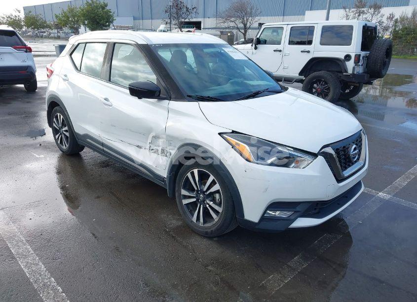 2018 Nissan Kicks SR (VIN 3N1CP5CU1JL521840) main photo