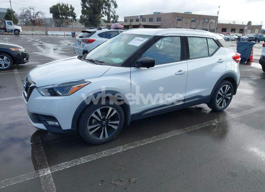Photo 2 of 2018 Nissan Kicks SR (VIN 3N1CP5CU1JL521840)